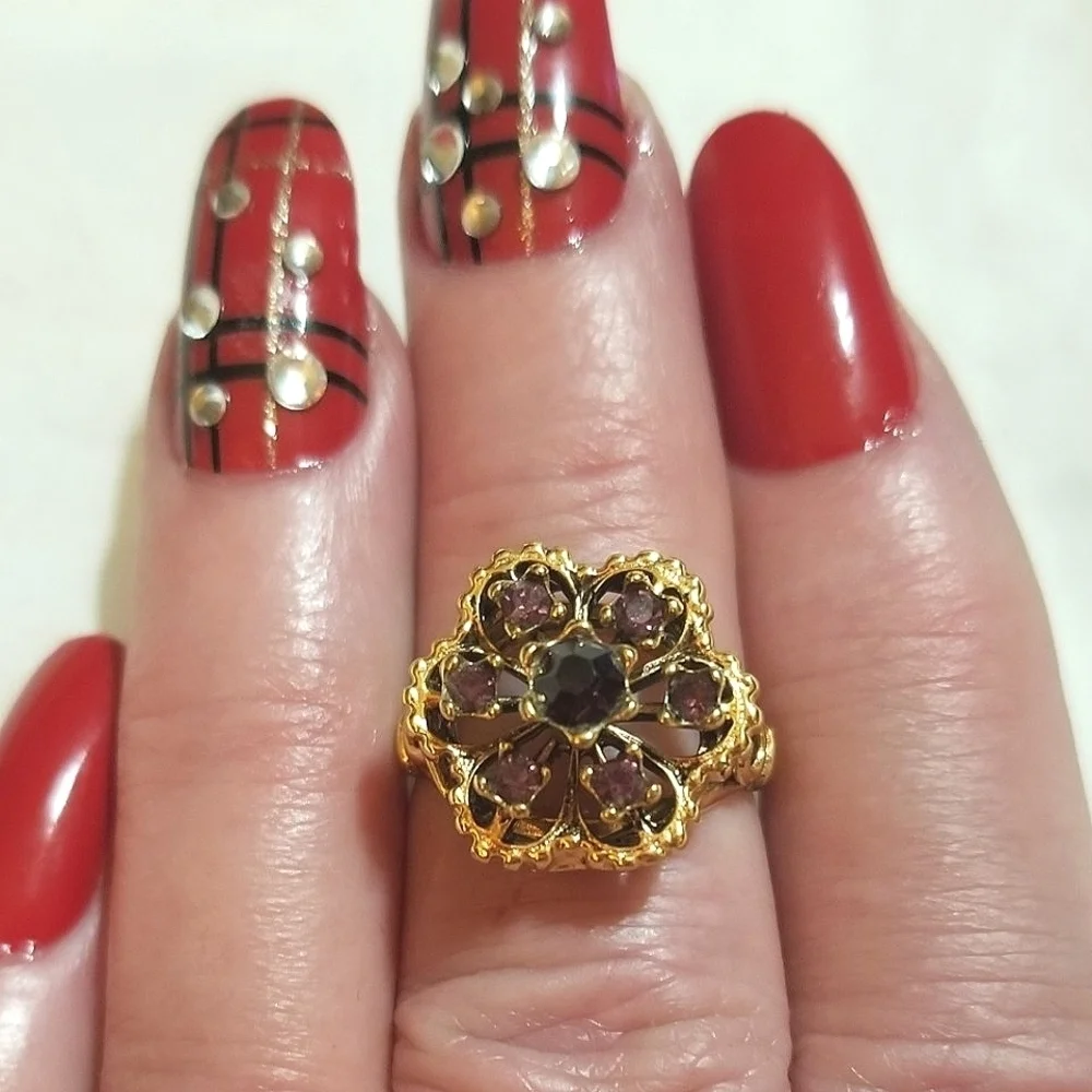 Vintage 18kt HGE yellow gold Purple Crystal Ring